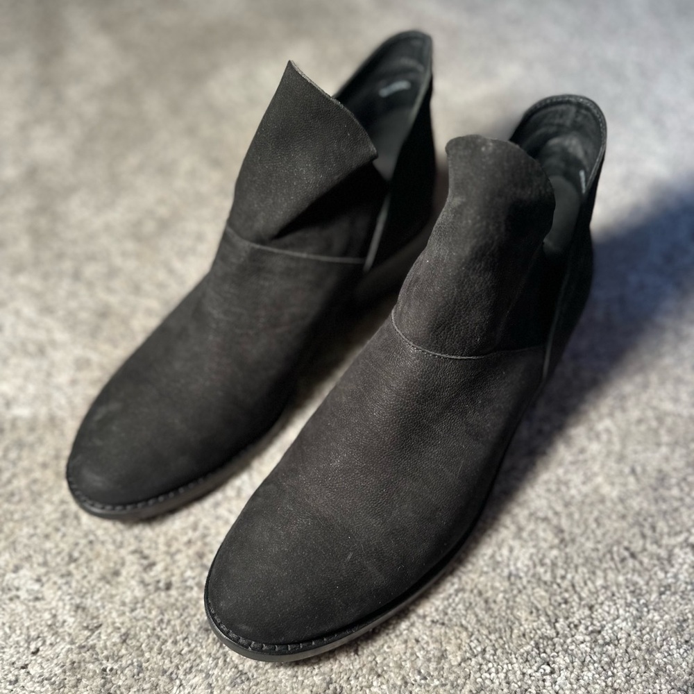 Eileen Fisher Vero Cuoio Suede Ankle Boots size 9.5 black